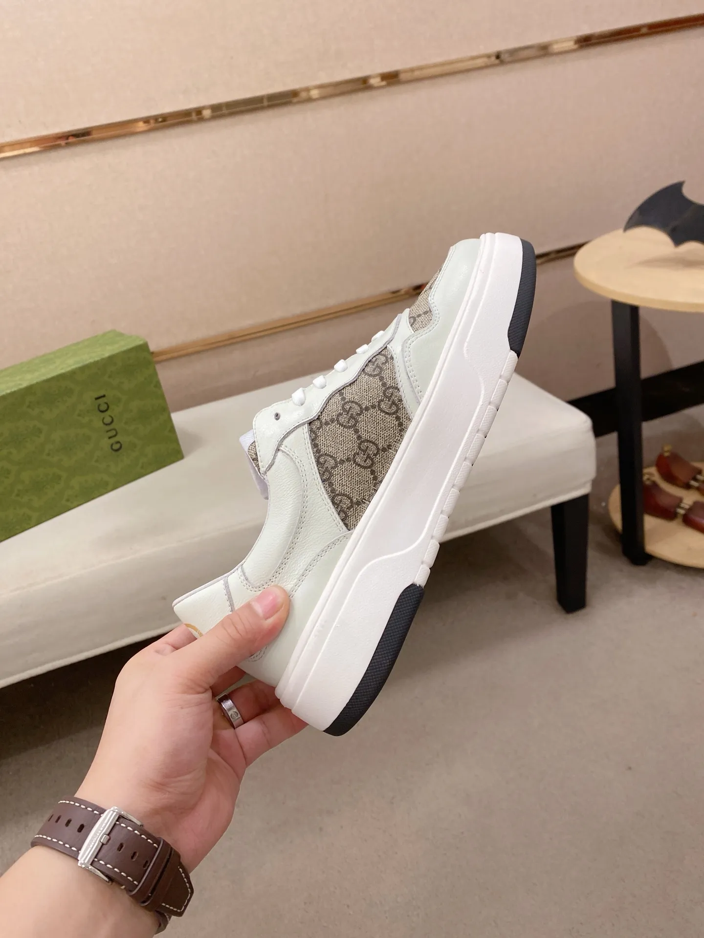 Men's shoes 💰 440 💰 High-quality new GUCCI counters are launched simultaneously. The new men's shoes, 😘fabrics are selected from imported cowhide, and the lining is sheepskin lining. 👍🏿 High-end ☄️ air-cushion molded anti-slip rubber outsole, exquisite lines, simple and elegant, comfortable and high-end for leisure travel. Code number: 38 to 44 (45 can be customized and cannot be returned or exchanged)